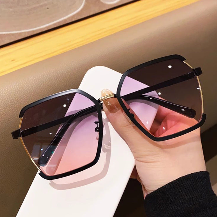 Trendy Oversized Sunglasses for a Chic Look