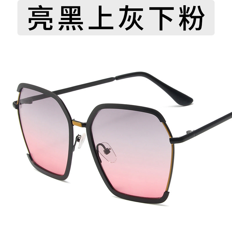 Trendy Oversized Sunglasses for a Chic Look