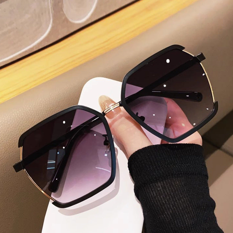 Trendy Oversized Sunglasses for a Chic Look