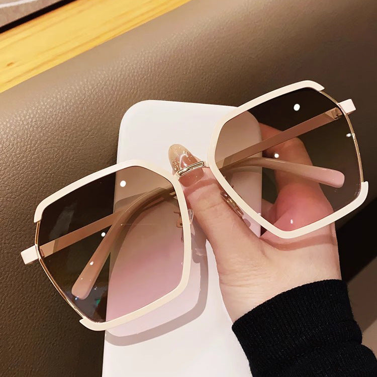 Trendy Oversized Sunglasses for a Chic Look