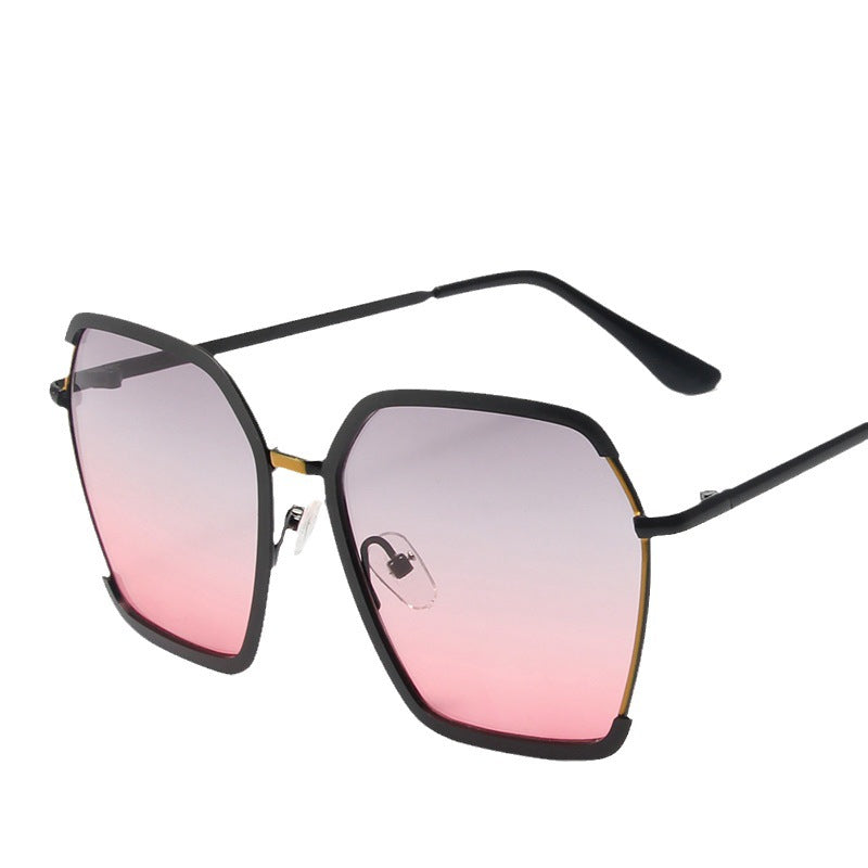Trendy Oversized Sunglasses for a Chic Look